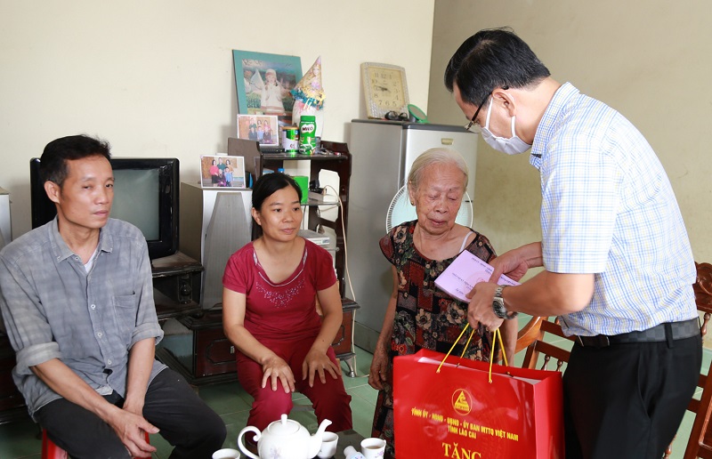 Phó Chủ tịch Thường trực UBND tỉnh Hoàng Quốc Khánh tặng quà gia đình bà Nguyễn Thị Thoa