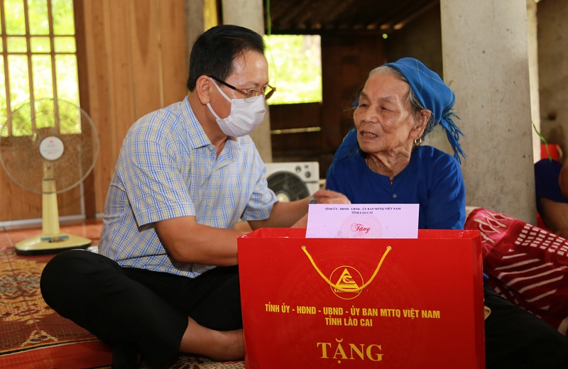 Tặng quà gia đình Mẹ Việt Nam Anh hùng Long Thị Thỏa