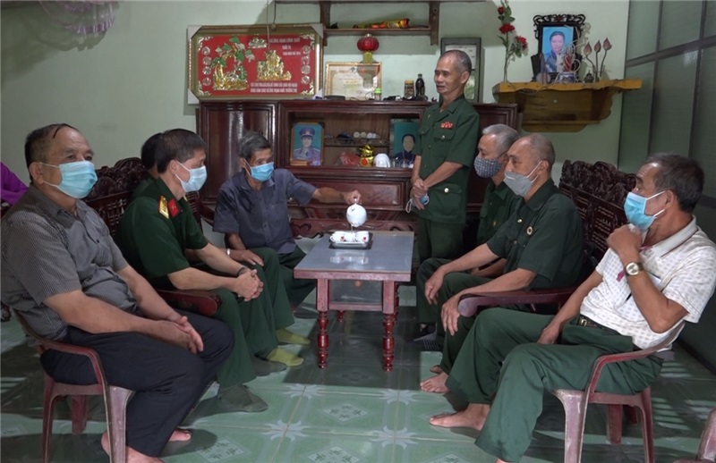 Đoàn đến thăm tặng quà gia đình ông Vũ Văn Chất, tổ dân phố 2B, thị trấn Phố Ràng