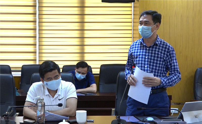 Đồng chí Bí thư Huyện ủy Bảo Yên Nguyễn Anh Chuyên báo cáo công tác phòng, chống dịch bệnh