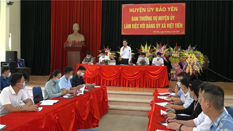 Đồng chí Nguyễn Anh Chuyên, Bí thư Huyện ủy, Chủ tịch HĐND huyện phát biểu tại buổi làm việc