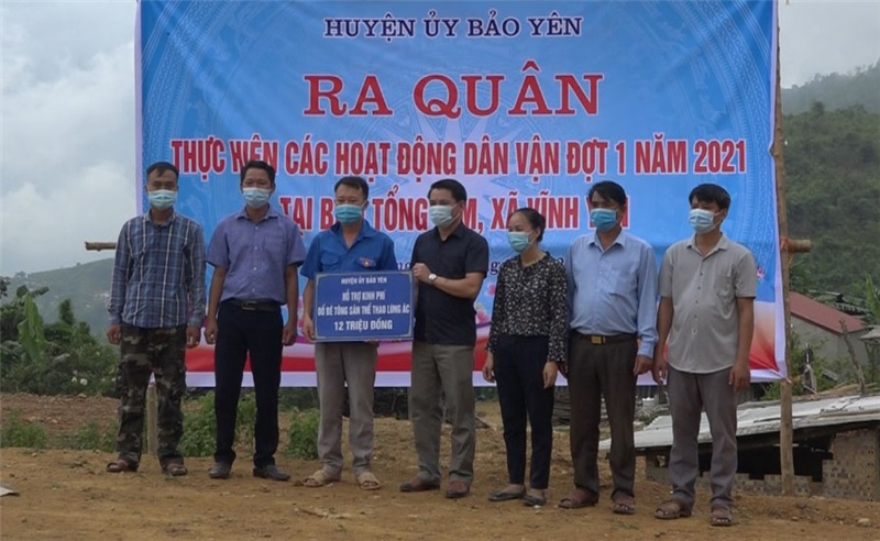 Đồng chí Phó bí thư Thường trực Huyện uỷ Nguyễn Xuân Nhẫn Trao hỗ trợ đổ bê tông sân thể thao Lùng Ác 2