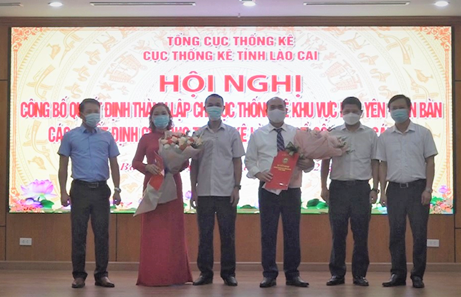 Lãnh đạo Chi cục Thống kê tỉnh, Thường trực Huyện ủy, UBND huyện Bảo Yên, Văn Bàn trao các Quyết định và tặng hoa chúc mừng