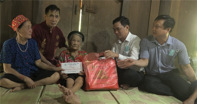 ĐC Nguyễn Anh Chuyên BT huyện ủy tặng quà cho cụ Hoàng Thị Thị,bản Nặm Mược,xã Vĩnh Yên