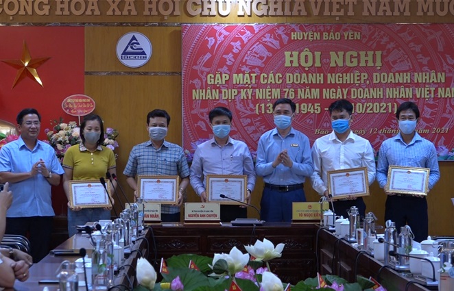 Các đồng chí lãnh đạo huyện Bảo Yên trao tặng giấy khen cho các doanh nghiệp có thành tích xuât sắc tiêu biểu trong phát triển kinh tế xã hội, phòng chống dịch bệnh Covid 19 trên địa bàn