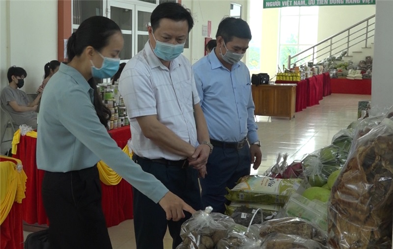 ĐC Nguyễn Anh Dũng PCT UBND huyện thăm quan gian hàng giới thiệu nông sản huyện Bảo Yên