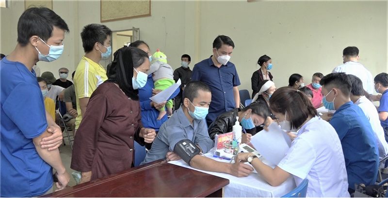 Kiểm tra, động viên các Y, Bác sỹ tư vẫn, khám sàn lọc tiêm phòng vắc xin Covid 19 tại xã Việt Tiến