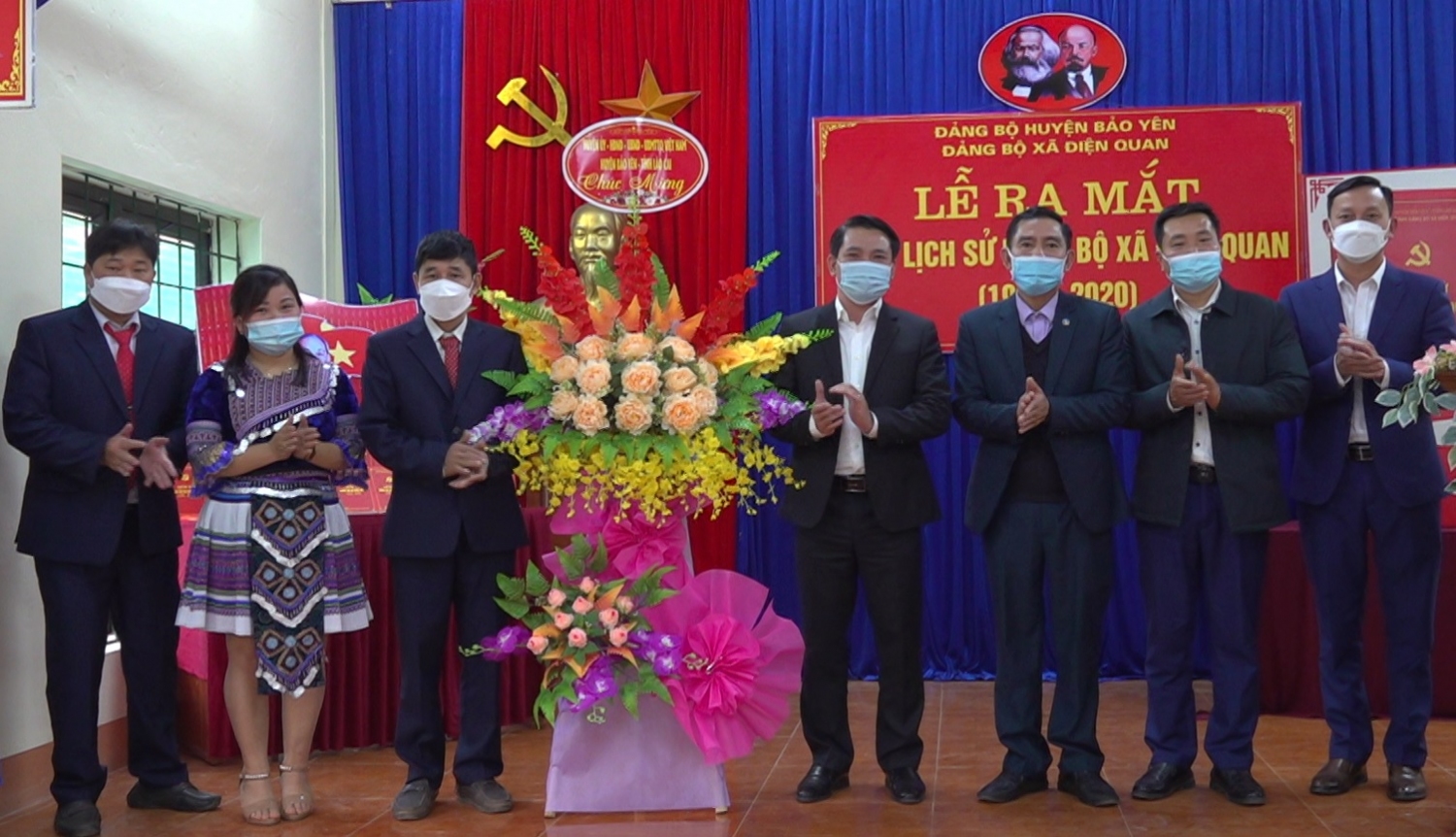 Các đồng chí lãnh đạo huyện tặng hoa chúc mừng Đảng bộ xã Điện Quan
