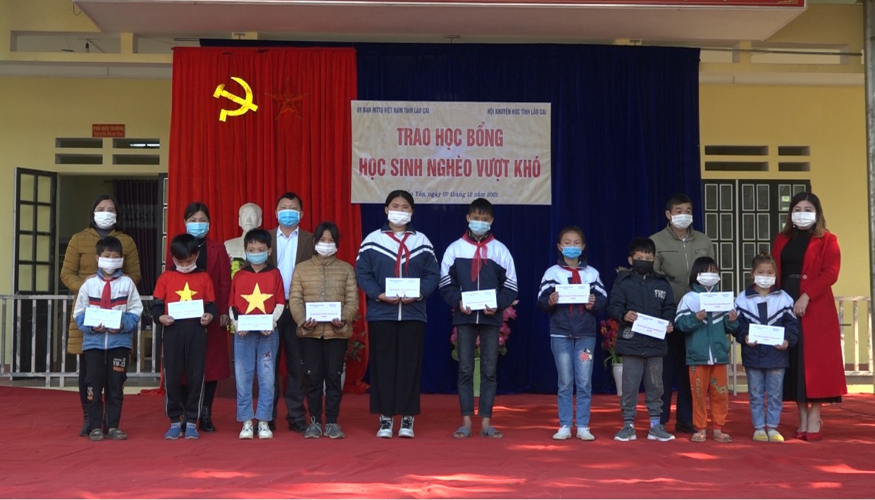 Trao học bổng của Hội khuyến học tỉnh Lào Cai cho học sinh nghèo vượt khó