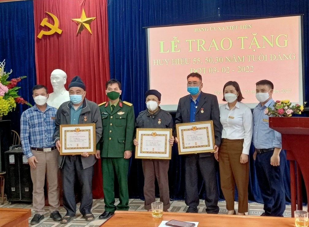 Đảng bộ xã Việt Tiến trao Huy hiệu 55, 50 và 30 năm tuổi Đảng cho các đảng viên sinh hoạt tại Đảng bộ xã