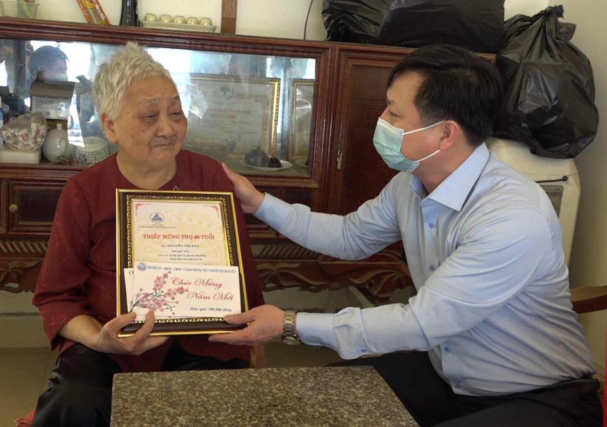 Đồng chí Nguyễn Anh Dũng Phó Chủ tịch UBND huyện trao tặng quà cho cụ Nguyễn Thị Bảy tổ dân phố 2A thị trấn Phố Ràng