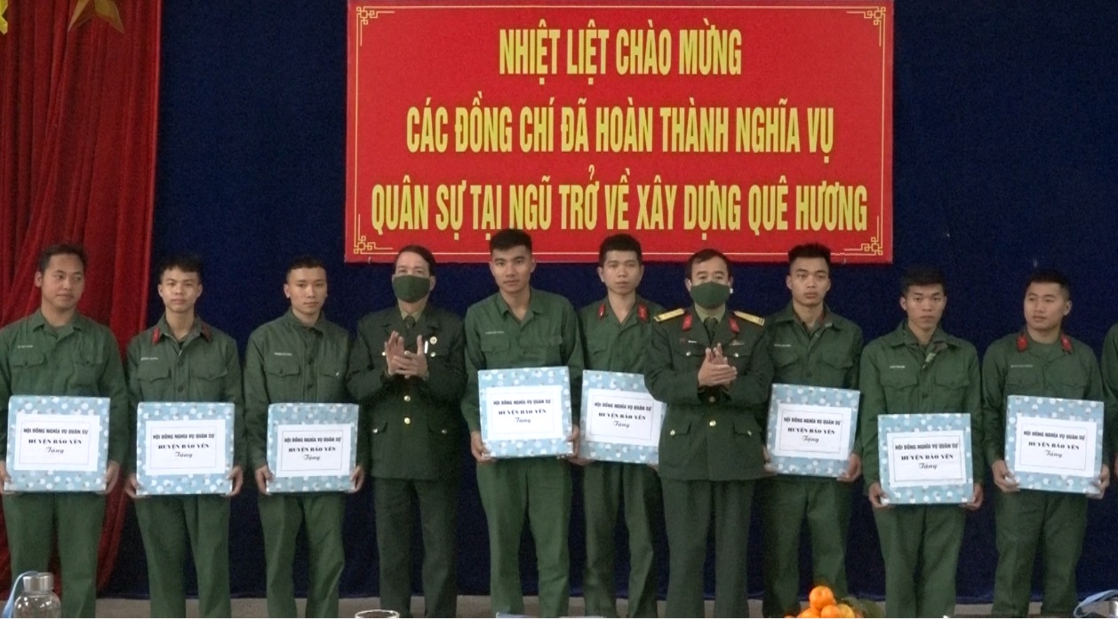 Huyện Bảo Yên trao quà cho các quân nhân hoàn thành nghĩa vụ trở về địa phương