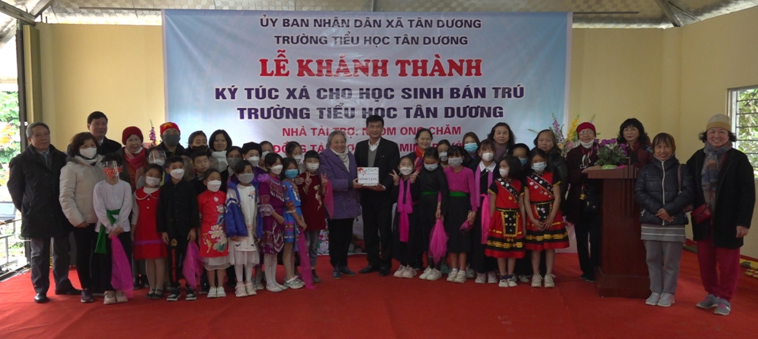 Đoàn thiện nguyện Ong Chăm Hà Nội trao quà cho trường Tiểu học Tân Dương