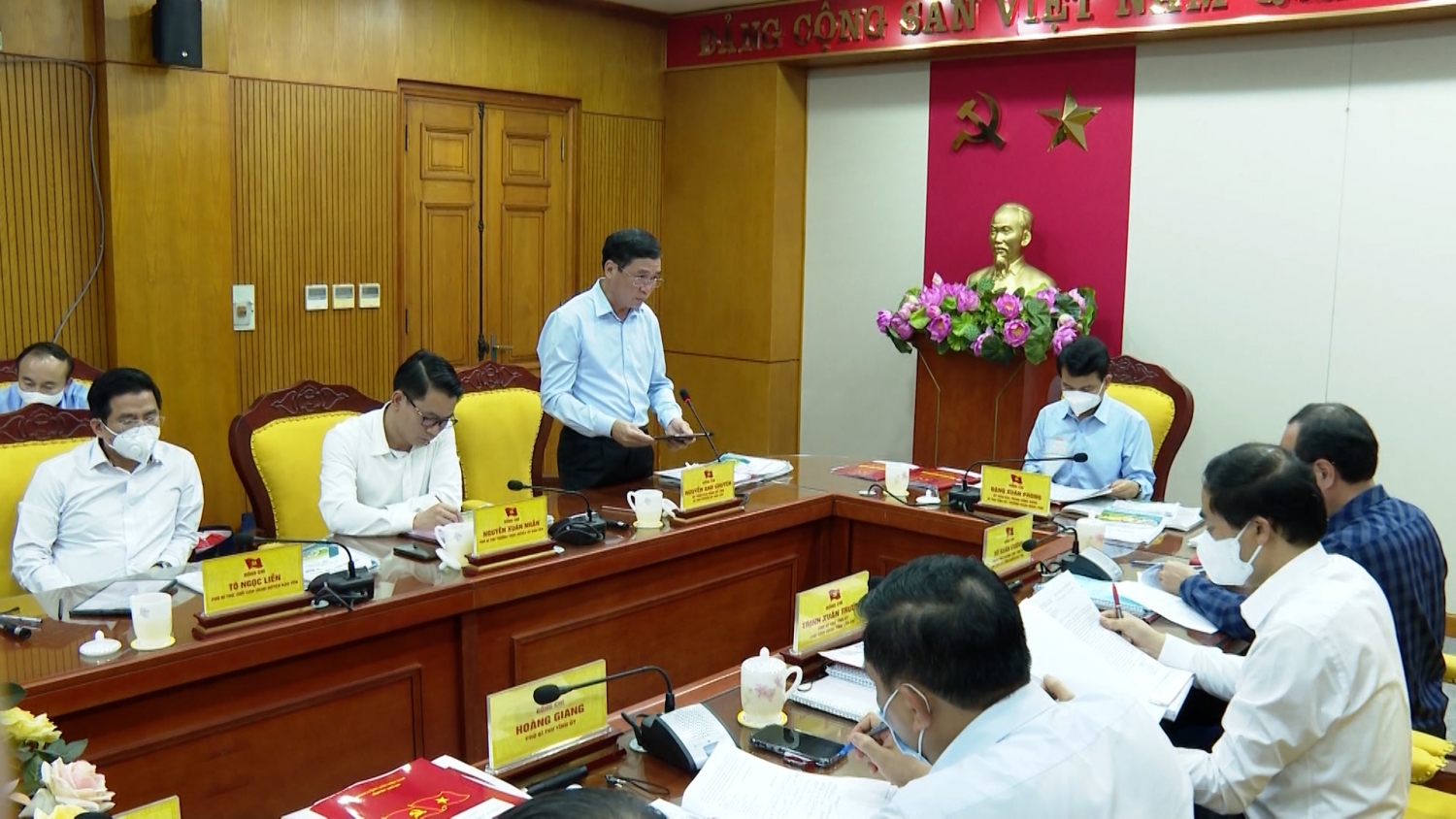 Đồng chí Nguyễn Anh Chuyên, Bí thư Huyện ủy Bảo Yên kiến nghị, đề xuất một số nội dung với Thường trực Tỉnh ủy