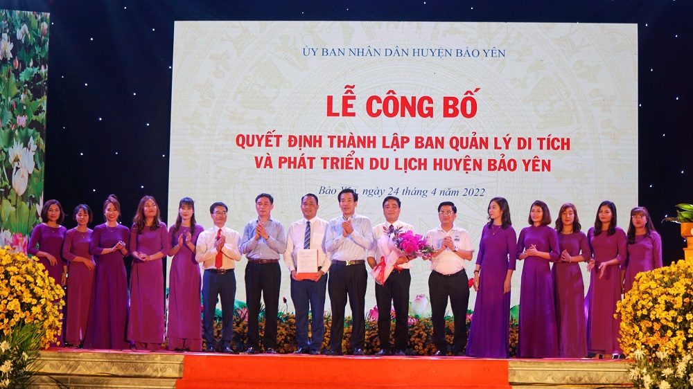 Đồng chí Dương Đức Huy, Tỉnh ủy viên, Trưởng Ban Tuyên giáo Tỉnh ủy trao quyết định và tặng hoa chúc mừng Ban Quản lý di tích và Phát triển du lịch huyện Bảo Yên