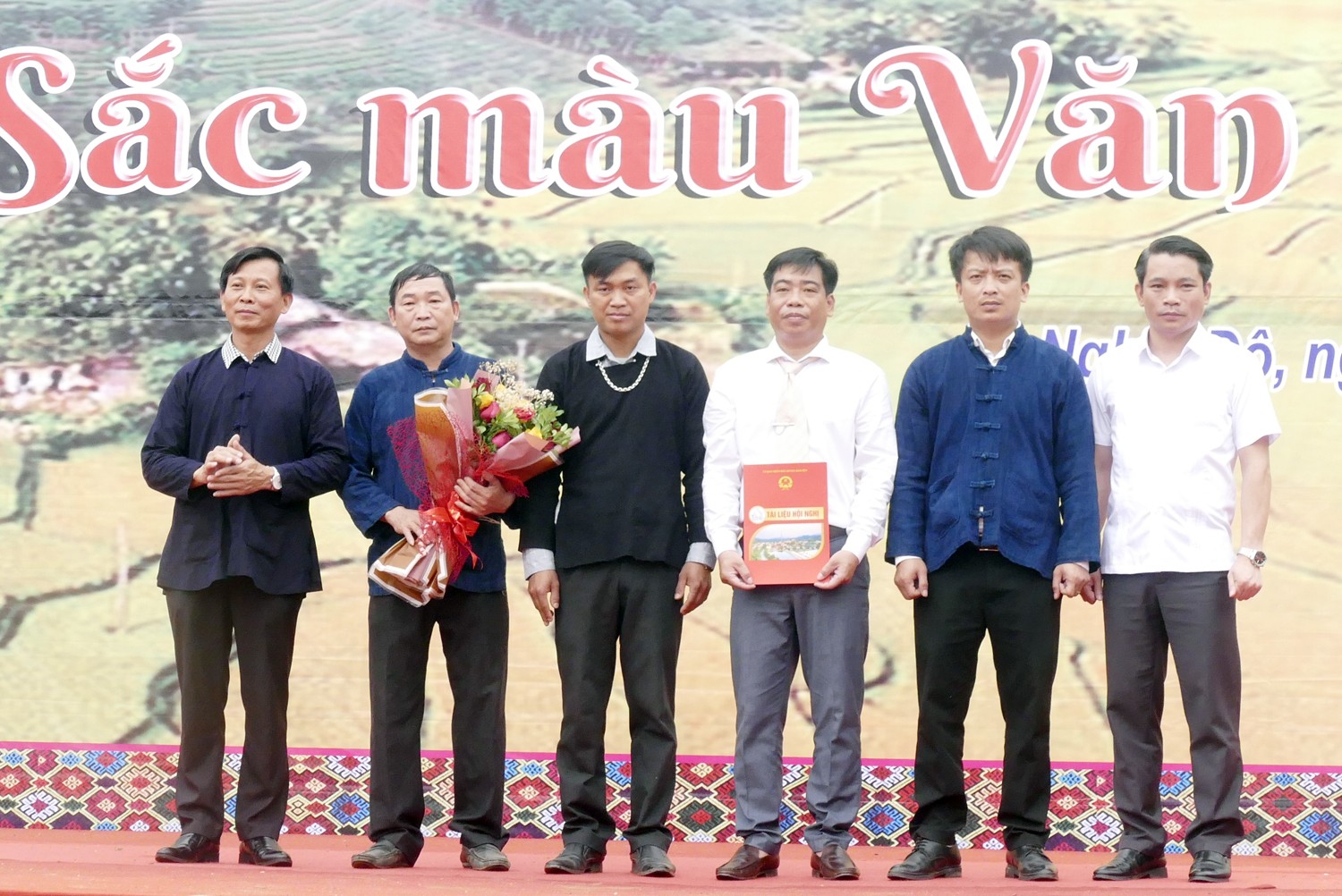 Lãnh đạo Sở Du lịch tỉnh trao Quyết định công nhận điểm du lịch của tỉnh cho xã Nghĩa Đô