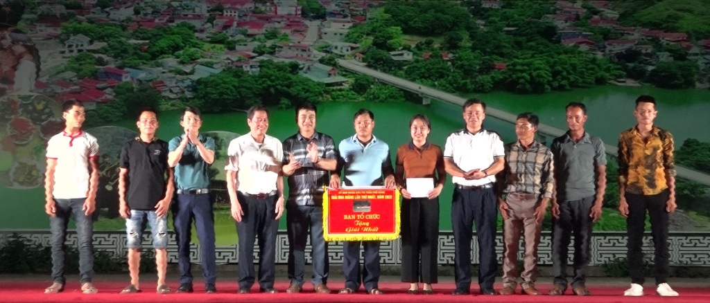 Ban tổ chức trao giải nhất cho đội đua mảng xã Phúc Khánh