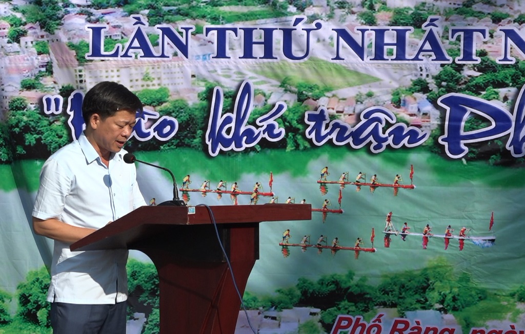 Đồng chí Nguyễn Việt Hà, Phó Chủ tịch UBND huyện phát biểu tại Ngày hội Ngày hội hội đua mảng trên sông Chảy lần thứ Nhất năm 2022