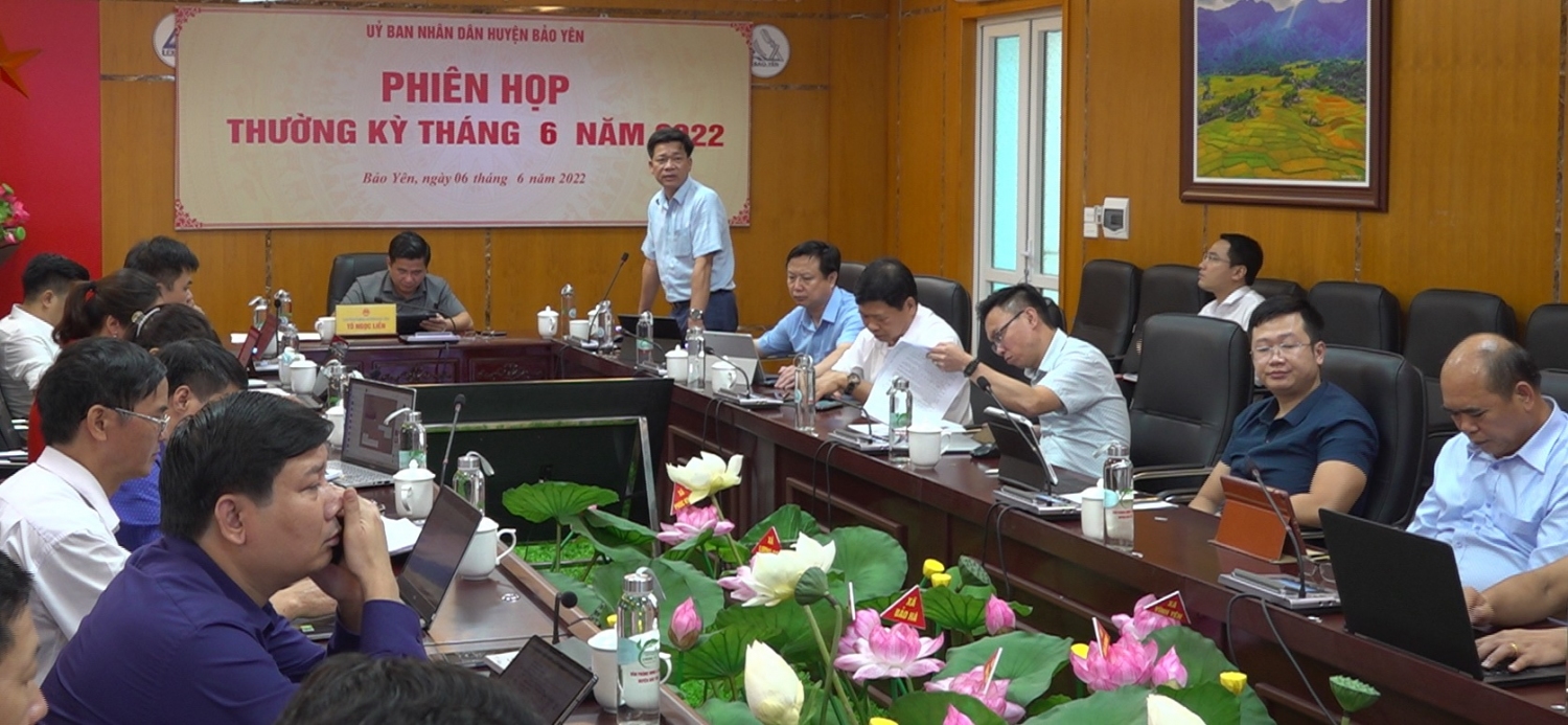 Đồng chí Nguyễn Việt Hà, Phó Chủ tịch UBND huyện phát biểu tại phiên họp