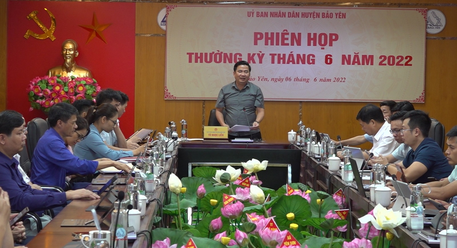 Đồng chí Tô Ngọc Liễn, Phó Bí thư Huyệnủy, Chủ tịch UBND huyện phát biểu kết luận phiên họp