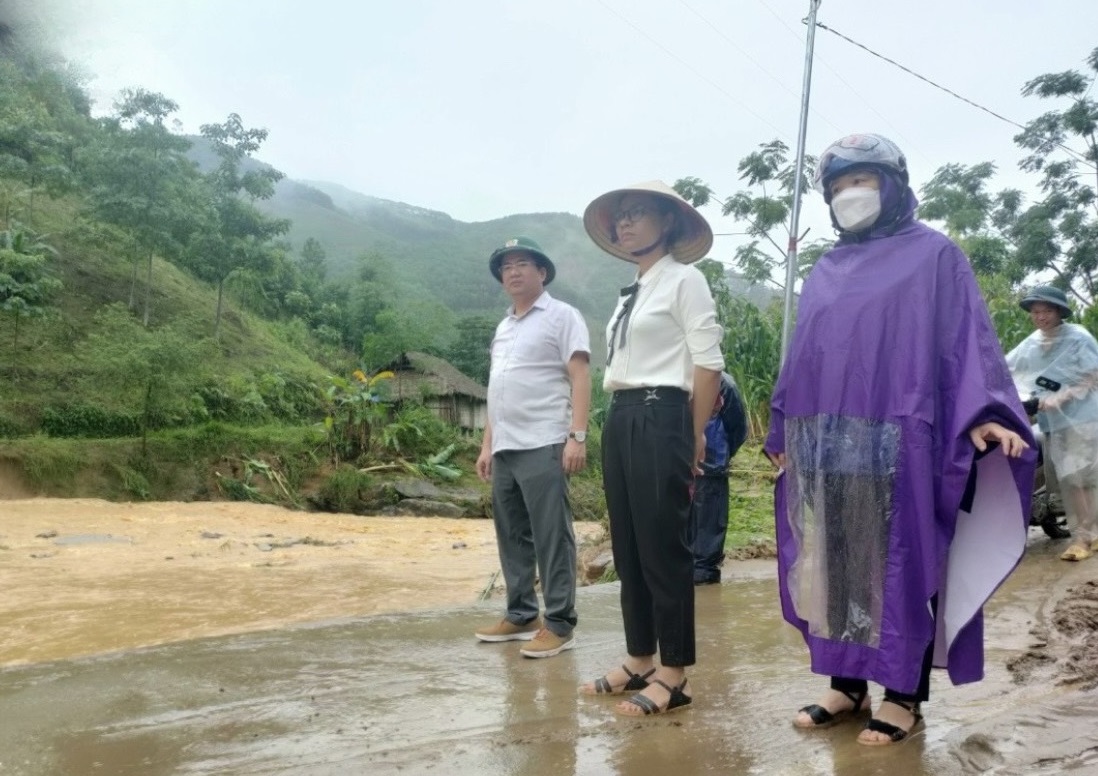 Đồng chí Tô Ngọc Liễn, Phó Bí thư Huyện ủy, Chủ tịch UBND huyện kiểm tra, chỉ đạo các địa phương khắc phục hậu quả mưa lũ.