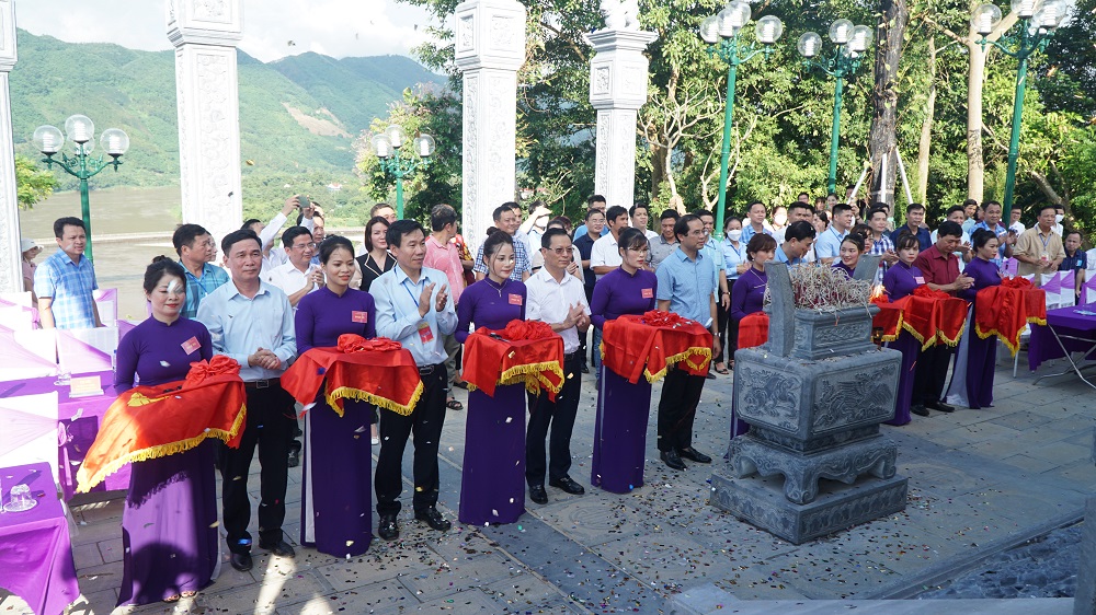 Lãnh đạo tỉnh Lào Cai và huyện Bảo Yên cắt băng khánh thành mộ quan Hoàng Bảy
