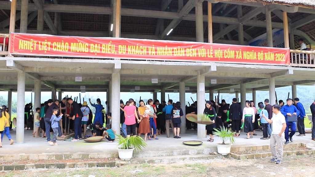 Đông dảo nhân dân và du khách tới tham gia Lễ hội Cốm xã Nghĩa Đô năm 2022