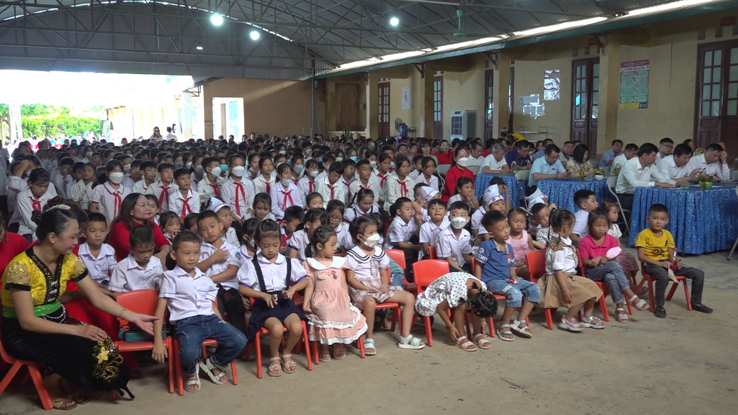 Học sinh các trường Mầm non số 2, Tiểu học số 2 và Phổ thông dân tộc bán trú Trung học cơ sở Kim Sơn tham gia Lễ khai giảng