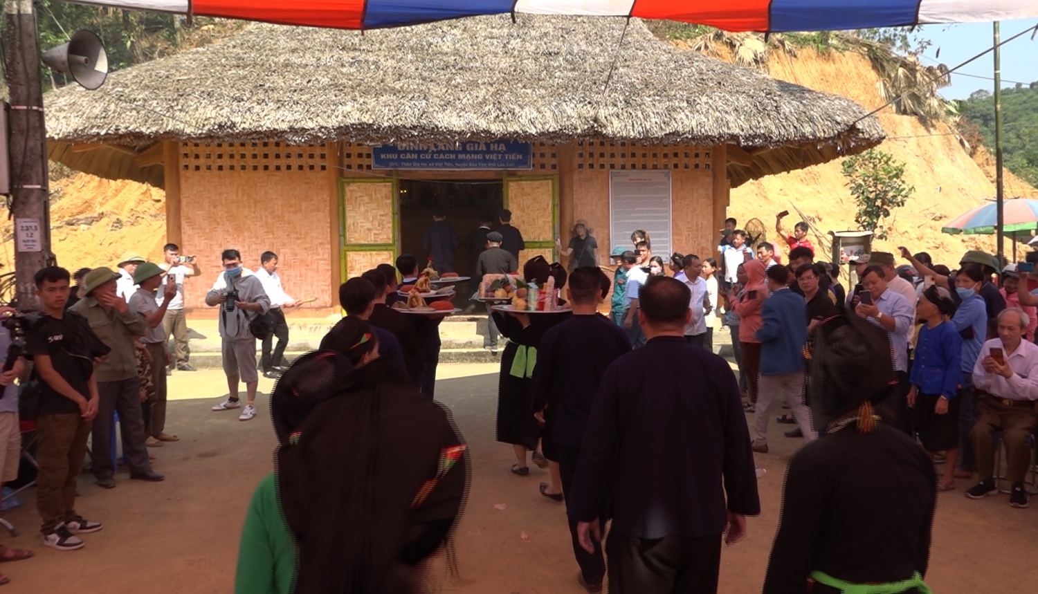 Dâng mâm lễ vào Đình làng Già Hạ