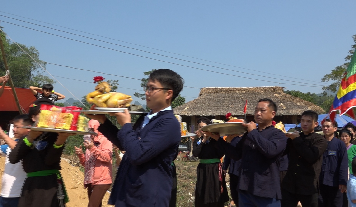 Dâng mâm lễ vào Đình làng Già Hạ1