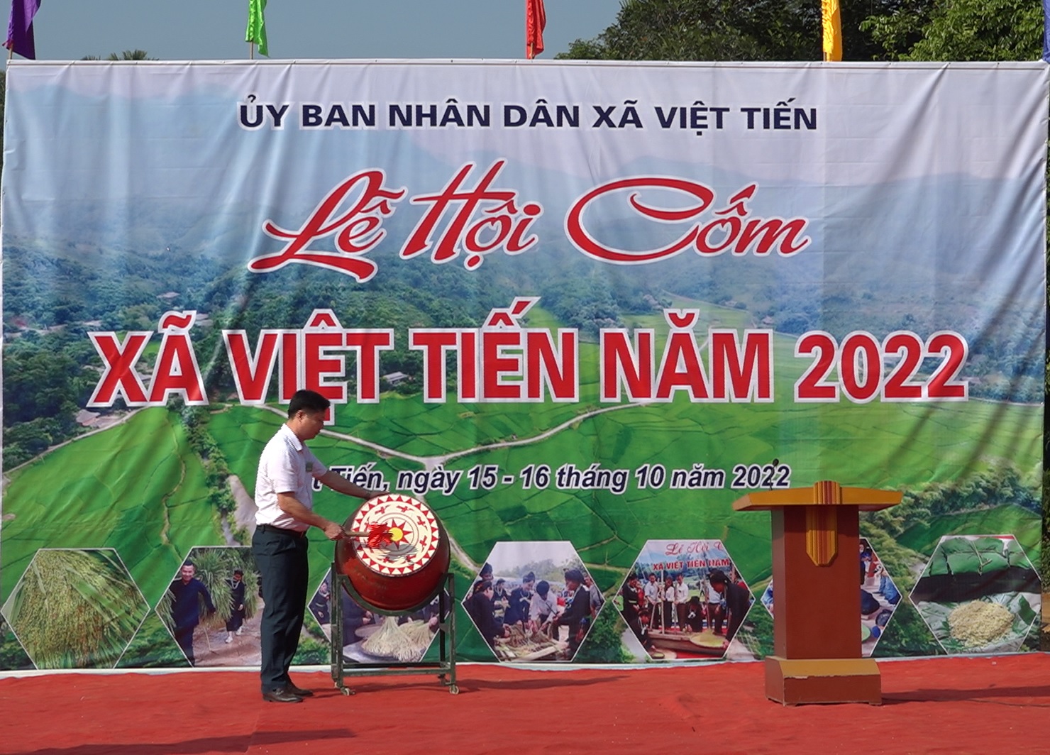Đồng chí Nguyễn Anh Dũng, Phó Chủ tịch UBND huyện đánh trống khai hội