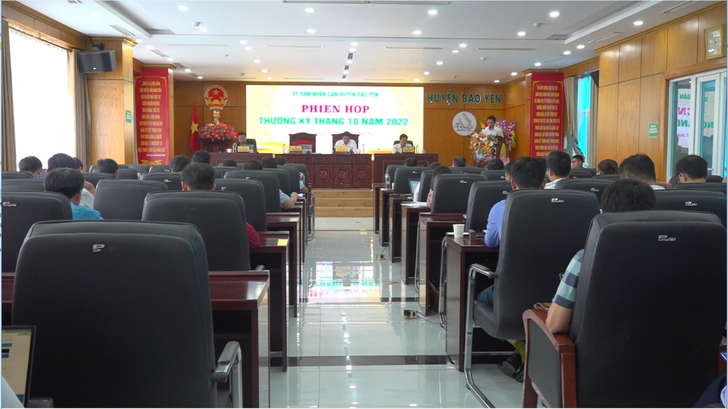 Quang cảnh phiên họp thường kỳ tháng 10 UBND huyện Bảo Yên