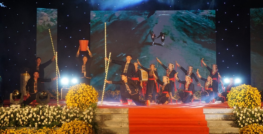 Tiết mục múa mang đậm bản sắc văn hóa dân tộc Dao của Đội văn nghệ xã Bảo Hà
