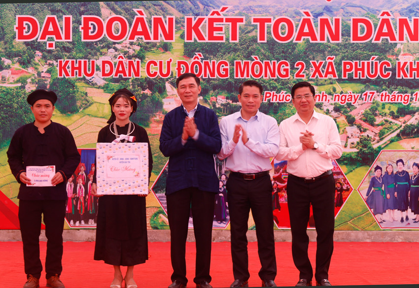 Các đồng chí lãnh đạo Huyện ủy, HĐND, UBND huyện Bảo Yên tặng quà thôn Đồng Mòng 2