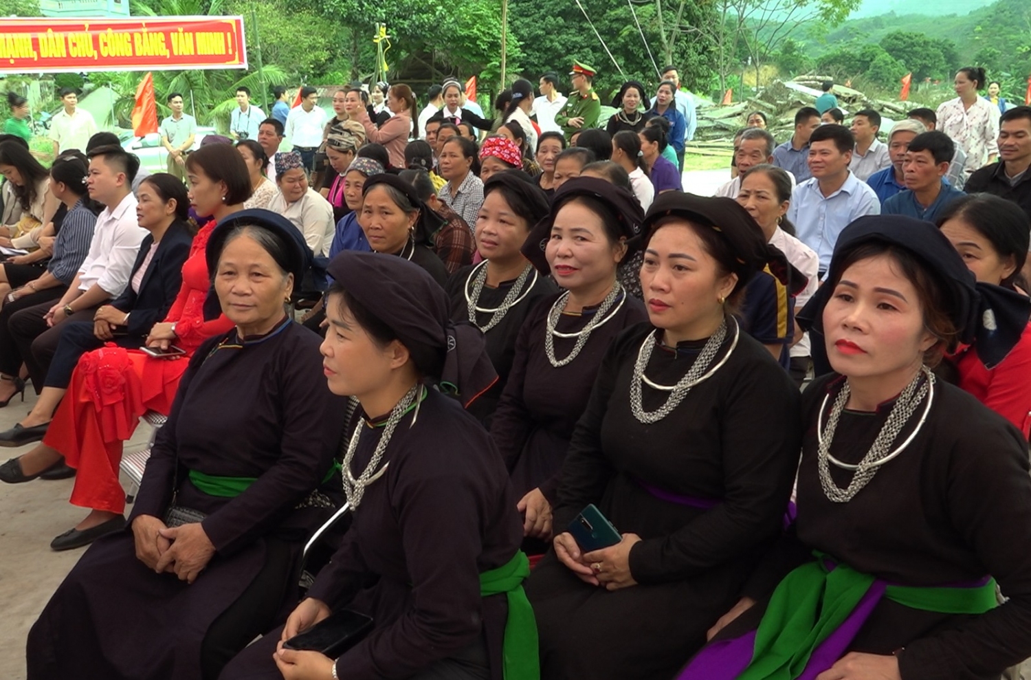 Nhân dân các dân tộc thôn Đồng Mòng 2 tham dự ngày hội