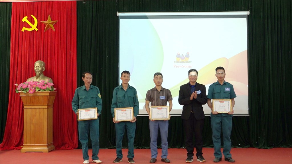 UBND xã Kim Sơn khen thưởng cho các cá nhân có thành tích xuất sắc trong thực hiện nhiệm vụ diễn tập ứng phó cháy rừng và tìm kiếm cứu nạn xã Kim Sơn năm 2022