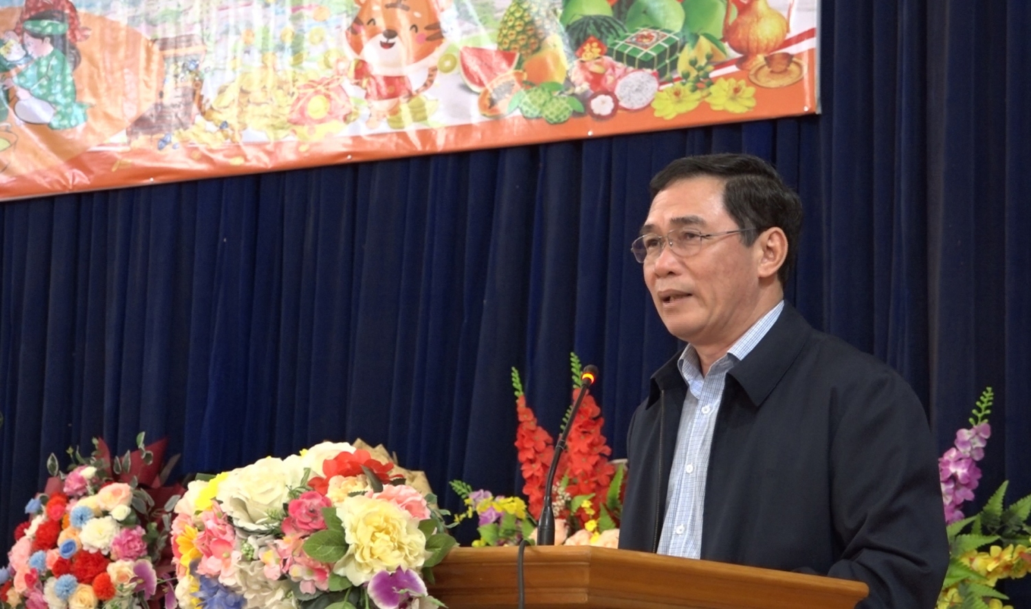Đồng chí Nguyễn Anh Chuyên, Tỉnh ủy viên, Bí thư Huyện ủy, Chủ tịch HĐND huyện phát biểu tại chương trình