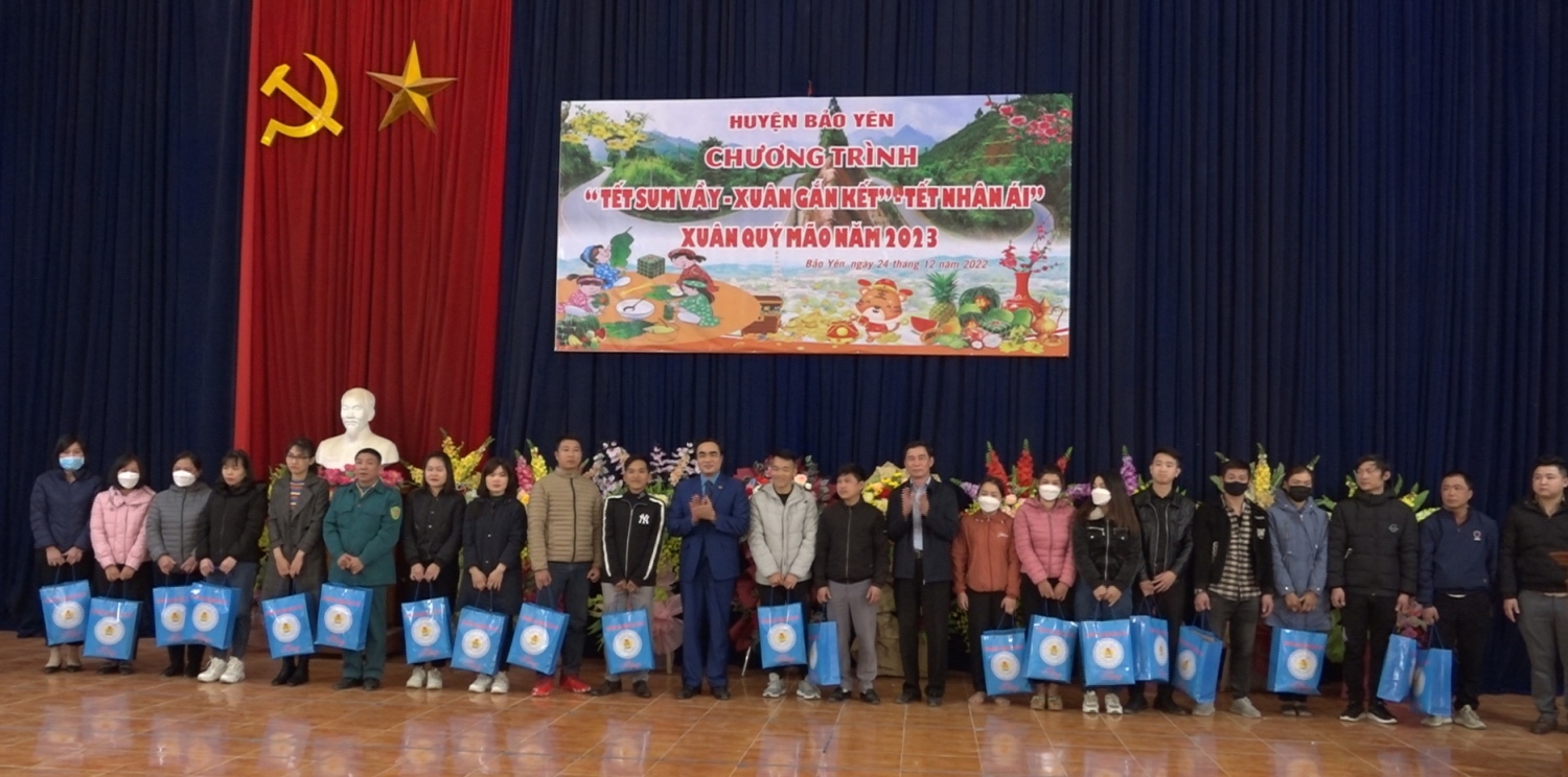 Lãnh đạo LĐLĐ tỉnh Lào Cai, huyện Bảo Yên trao quà cho các đoàn viên, công nhân viên chức lao động có hoàn cảnh đặc biệt khó khăn