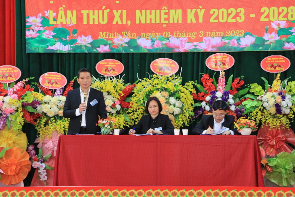 Đồng chí Nguyễn Xuân Nhẫn, Phó Bí thư Thường trực Huyện phát biểu chỉ đạo rút kinh nghiệm Đại hội