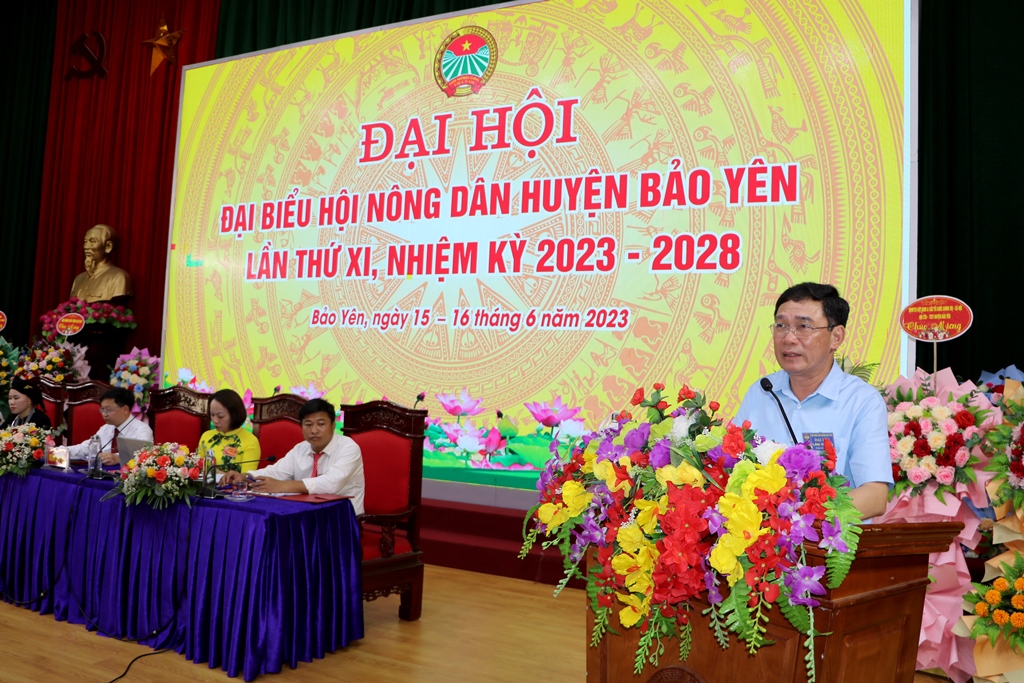 Đồng chí Nguyễn Anh Chuyên, Ủy viên BCH Đảng bộ tỉnh, Bí thư Huyện ủy, Chủ tịch HĐND huyện phát biểu chỉ đạo tại Đại hội