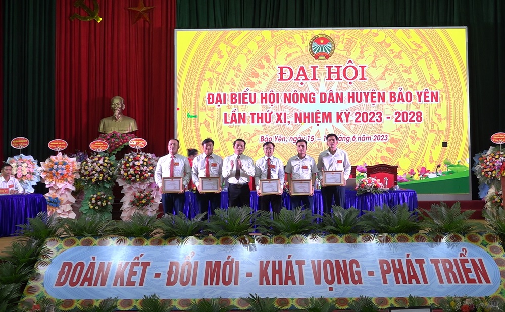 Đồng chí Nguyễn Xuân Nhẫn, Phó Bí thư Thường trực Huyện ủy trao giấy khen cho các tập thể