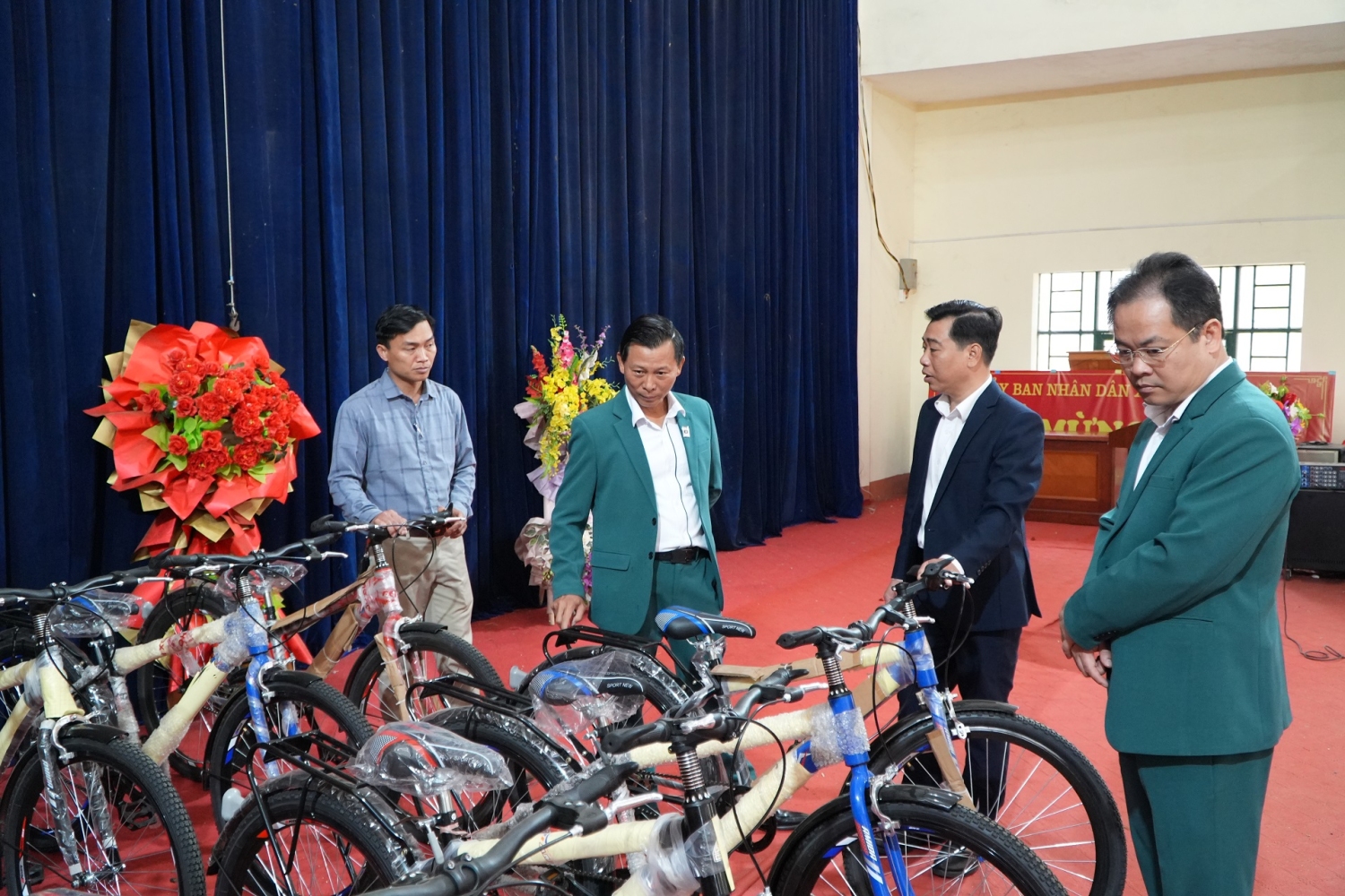 Việc trao tặng xe đạp góp phần đa dạng, phong phú các hình thức trải nghiệm, tiếp tục quảng bá, giới thiệu hình ảnh Điểm du lịch cộng đồng xã Nghĩa Đô với du khách (1)