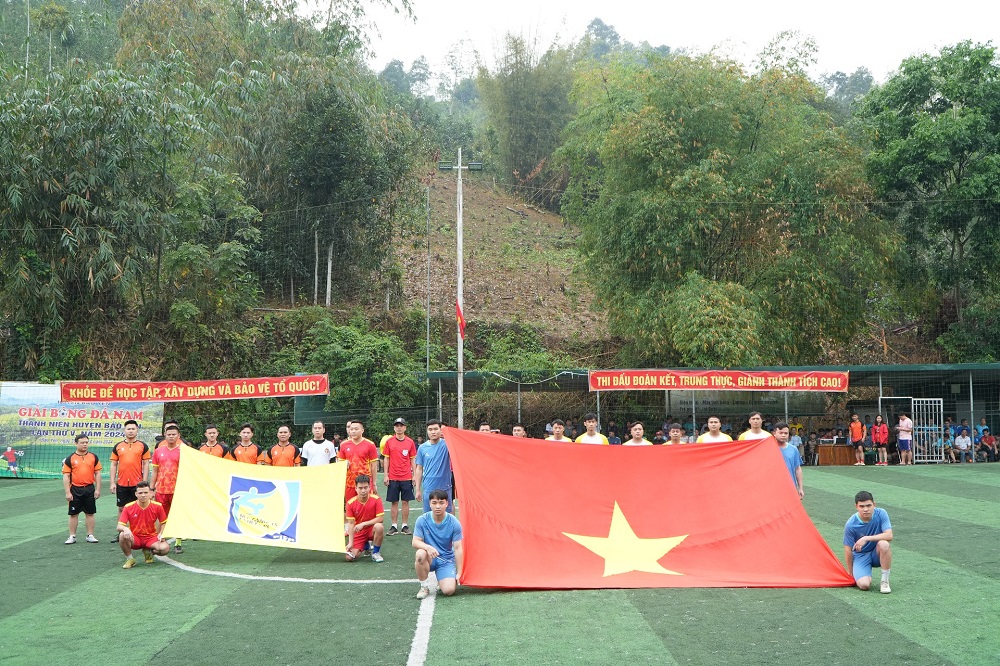 Trận khai mạc giữ đội bóng Khối Văn hóa Xã hội và đội bóng xã Cam Cọn