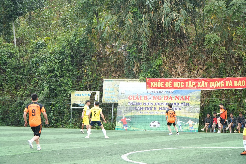 Trận khai mạc giữ đội bóng Khối Văn hóa Xã hội và đội bóng xã Cam Cọn (2)