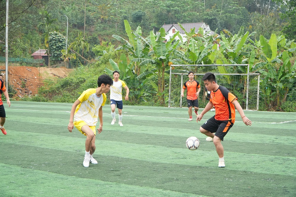 Trận khai mạc giữ đội bóng Khối Văn hóa Xã hội và đội bóng xã Cam Cọn (3)