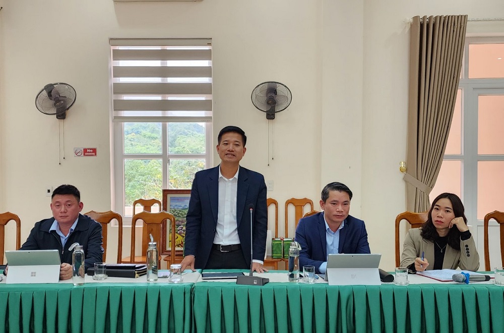 Đồng chí Nguyễn Văn Nhất Phó chủ tịch UBND huyện báo cáo khái quát thế mạnh phát triển rừng của Bảo Yên