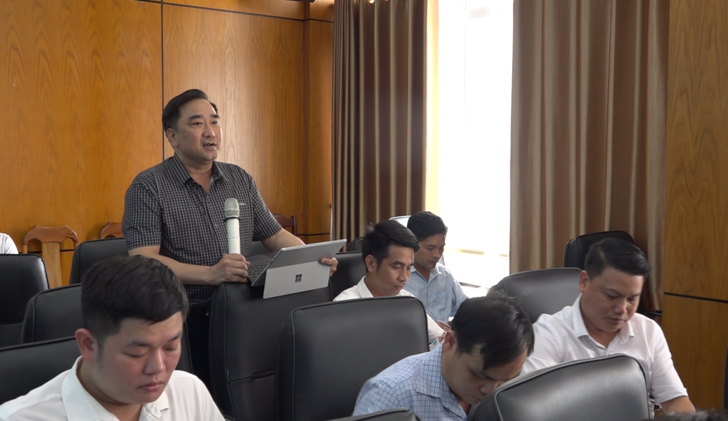 Lãnh đạo xã Kim Sơn phát biểu tại hội nghị