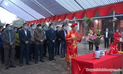 Các đồng chí lãnh đạo Thường trực Huyện ủy - HĐND - UBND huyện đến dâng hương tại đền Phúc Khánh, thị trấn Phố Ràng