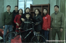 Cơ quan Huyện ủy Bảo Yên tặng quà Tết cho em Cao Sơn Nhặt tại thôn Làng Đẩu, xã Phúc Khánh
