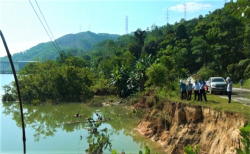 Đoàn công tác của huyện kiểm tra thực tế Nhà máy thủy điện Phúc Long tích nước